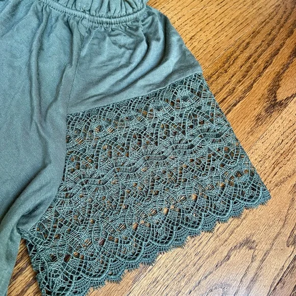 NWT Cable & Gauge Women’s Top Crewneck Lace Short Flutter Sleeves Ruffled Neck - Picture 3 of 8